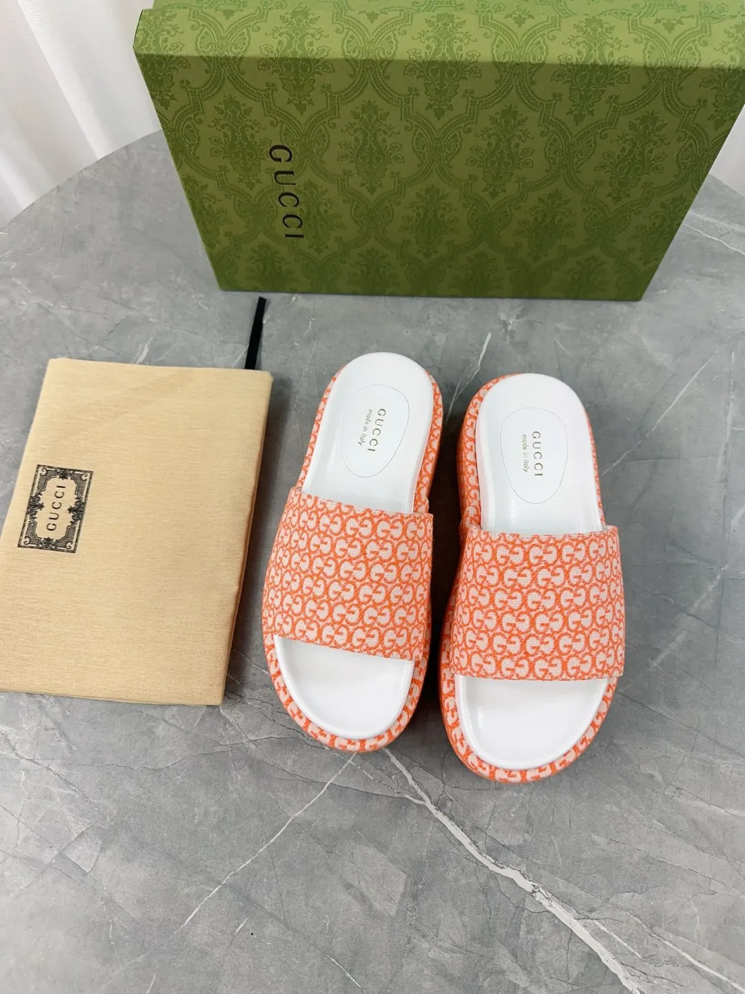 👟👟Ex-factory price 380👟👟 2024 Gucci high version latest limited edition thick-soled slippers. Top quality for sale. Purchase authentic products for development. The material and craftsmanship are consistent with the original. Upper: original jacquard craftsmanship and special printing craftsmanship. Lining: mixed sheepskin. Outsole: Italian private model outsole. Size: 35-40 yards, (41 to 44 yards can be customized). Bottom thickness: 5.5cm, forefoot 4cm.